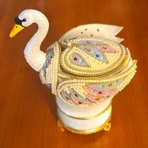 Vintage Janonize Music Swan. Gorgeous Work of Art.